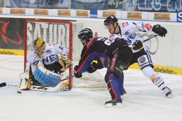 Bob Wren bereitet den Treffer von Prestin Ryan vor (2:0). Foto: Stefan Bösl - www.kbumm.de