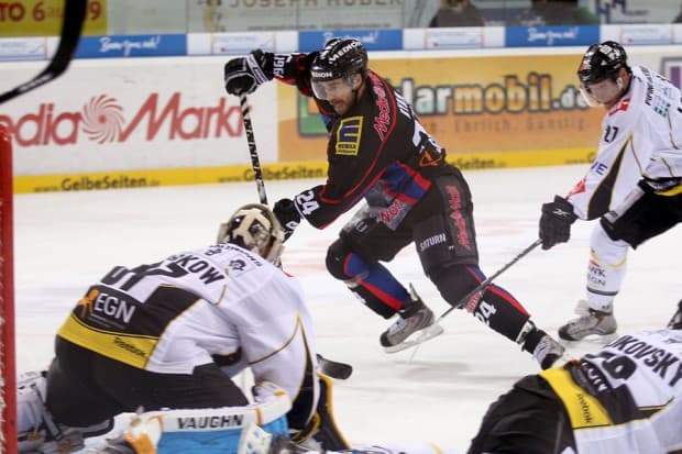 Bester Spieler auf dem Eis - Prestin Ryan - hier beim 3:1. Foto: Stefan Bösl - www.kbumm.de