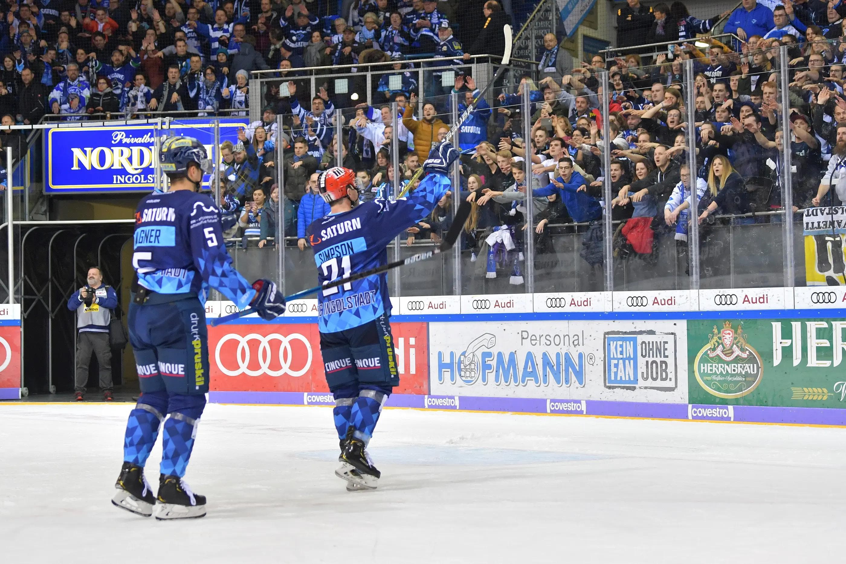 Wayne Simpson und Fabio Wagner feiern nach dem Sieg gegen Augsburg mit den Fans. Es war das letzte Derby, das vor Zuschauern in der SATURN-Arena stattgefunden hat.
Foto: Johannes TRAUB / JT-Presse.de