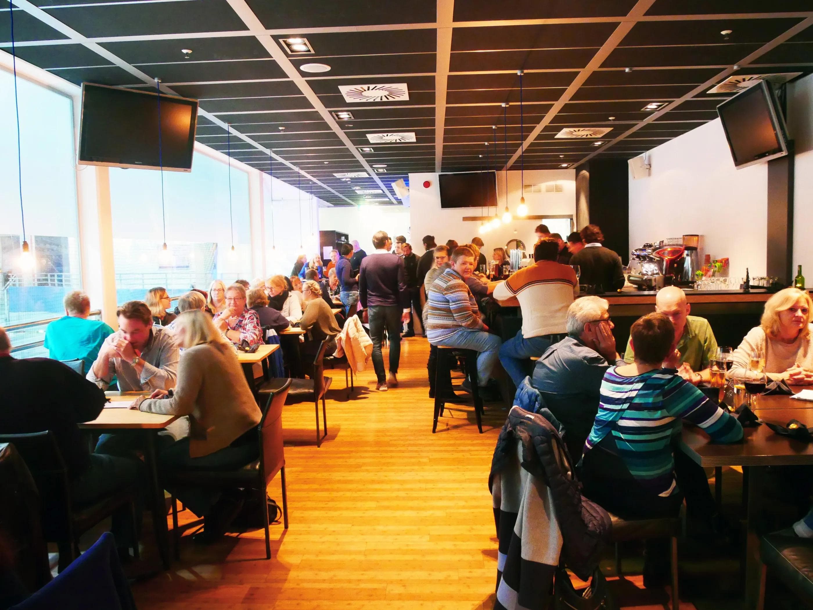 90 Panther-Fans hatten sich im No.64 eingefunden.