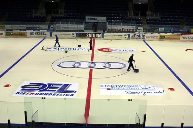 Die Untereiswerbung stand am Dienstag in der Saturn-Arena auf dem Programm. Foto: Schaper