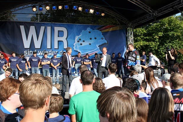 WIR sind wieder da: Die Mannschaft des ERC Ingolstadt bei der Saisoneröffnungsfeier. Fotos: Schaper