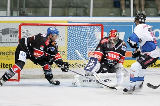 Der ERC Ingolstadt verlor gegen die Augsburger Panther mit 3:4 nach Penaltyschießen. Foto: Schindler
