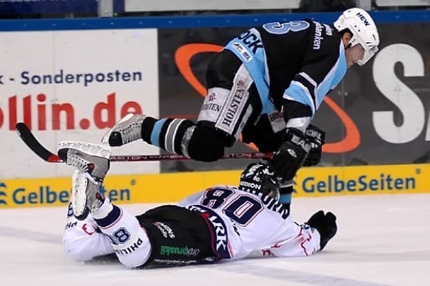 Alexander polaczek versucht Shane Peacock zu stoppen