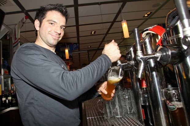 Foto: Bösl.        Michael Waginer mit ungewohntem Job