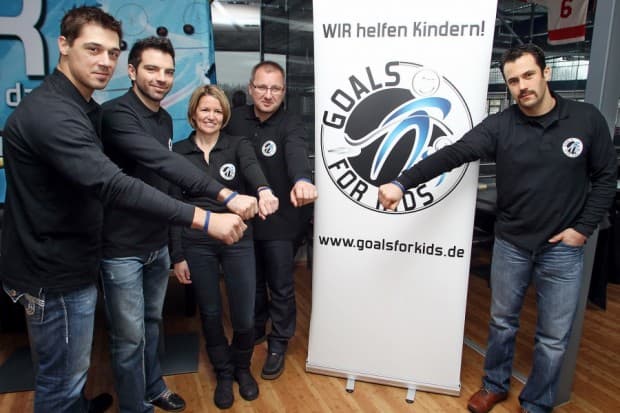 WIR helfen Kindern- Bruno St.Jacques, Michael Waginger, Steffi Praunsmändtl, Rudi Hofweber und Stephan Retzer- machen auch Sie mit! Foto: Bösl - www.kbumm.de
