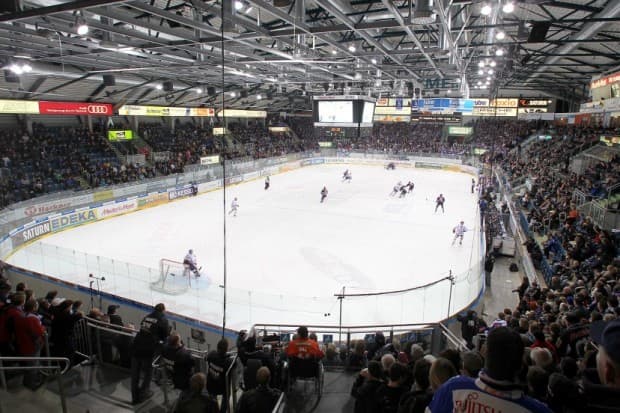 Die Saturn Arena wird immer mehr zur Festung! Foto: Bösl - www.kbumm.de