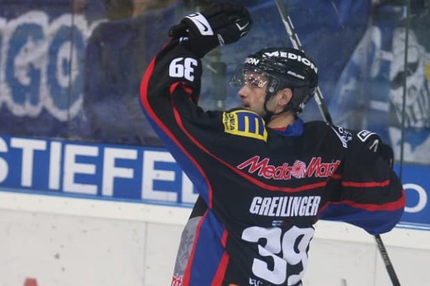 Thomas Greilinger bejubelt einen Treffer gegen Straubing in der vergangenen Saison. Foto: Bösl - www.kbumm.de
