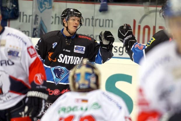 Christoph Gawlik bejubelt seinen Treffer zum 1:0 beim letzten Heimspiel gegen Berlin. Foto: Bösl - www.kbumm.de