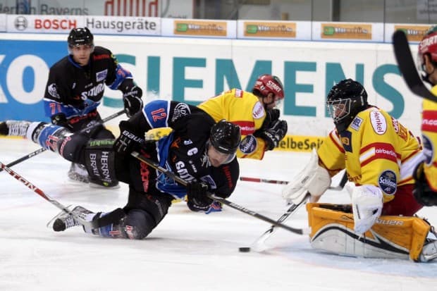 Szene aus der ersten Begegnung: Tyler Bouck versucht es mit allen Mitteln. Foto: Bösl - www.kbumm.de