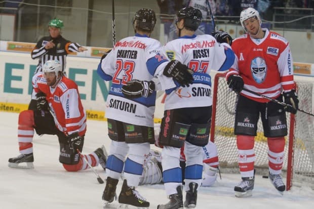 Matt Hussey gratuliert Christian Chartier zum Game-Winning-Goal gegen die Freezers. Foto: Bösl - www.kbumm.de