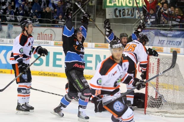 Michael Waginger bejubelt seinen Treffer zum 2:0 beim letzten Duell gegen die Grizzlys. Foto: Bösl - www.kbumm.de