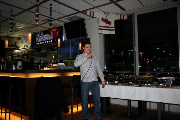 Captain Jakub Ficenec begrüßte die treuesten Pantherfans in der Panther Sportsbar. 
