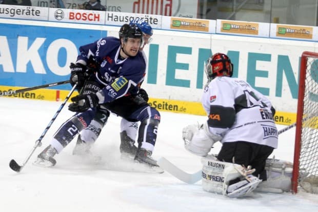 Werden sich auch heute Abend wieder gegenüberstehen: ERC- Stürmer Matt Hussey und AEV- Goalie Dennis Endras. Foto: Bösl - www.kbumm.de