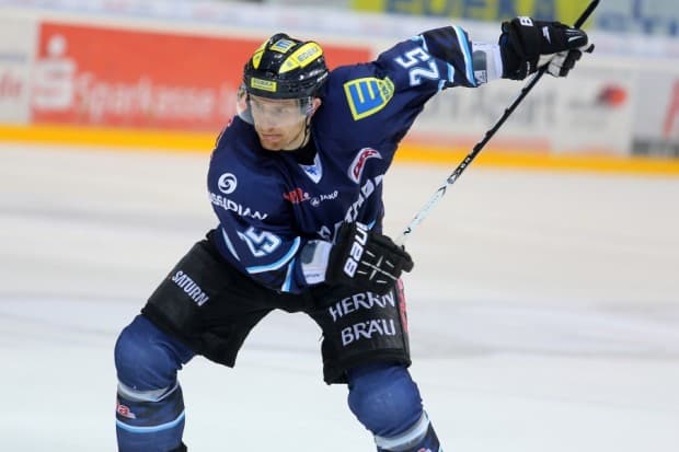 Erzielte sein erstes Tor für den ERC Ingolstadt. NHL-Spieler Alexander Sulzer. Foto: Stefan Bösl - www.kbumm.de