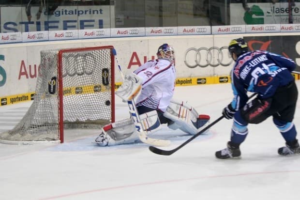 Eddy Rinke-Leitans mit seinem ersten DEL-Treffer zum 4:0. Foto: Stefan Bösl - www.kbumm.de