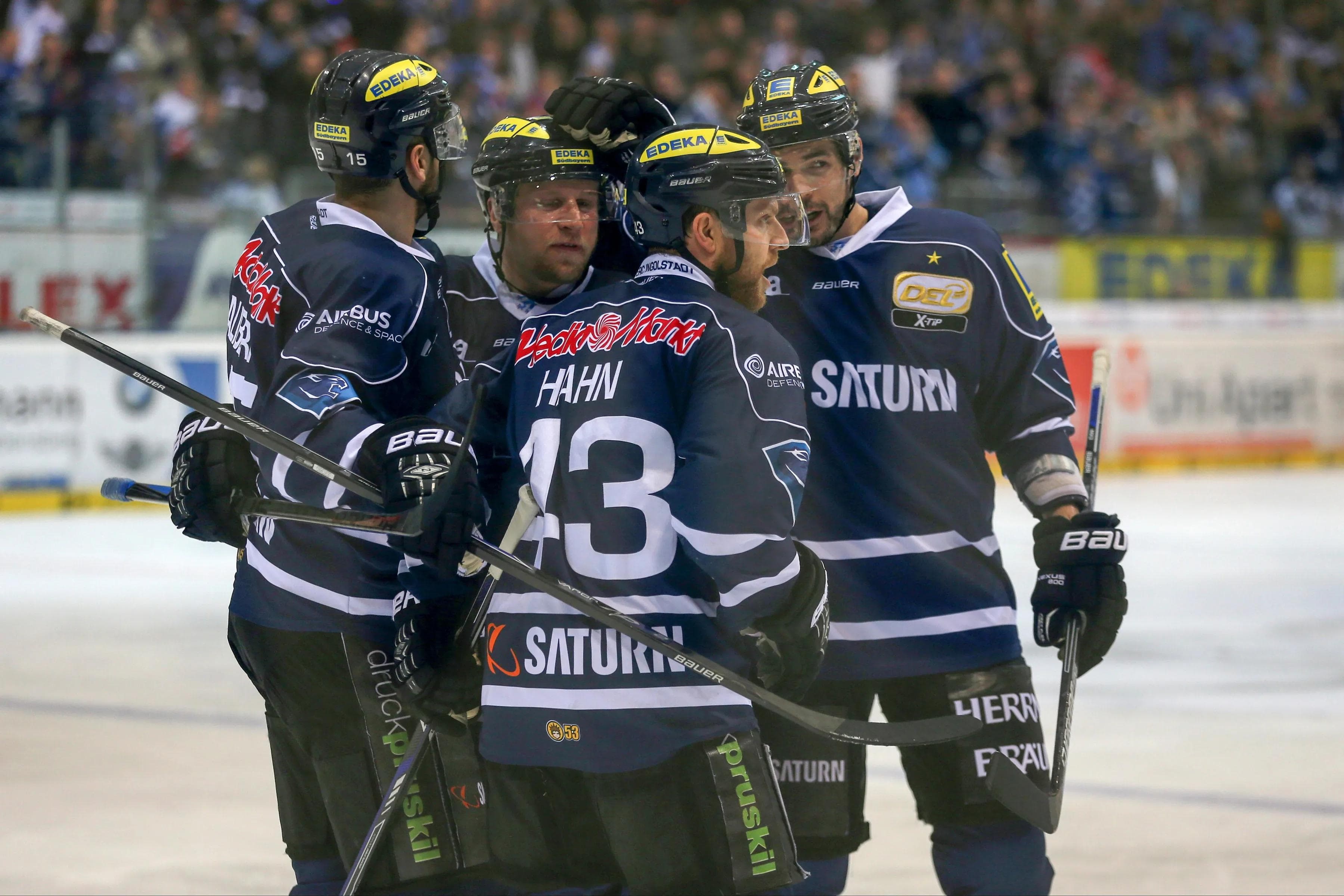 Die Profis um Derek Hahn beim Jubel. Auch für die U19 stehen wichtige Spiele an. Foto: Stefan Bösl / kbumm.de
