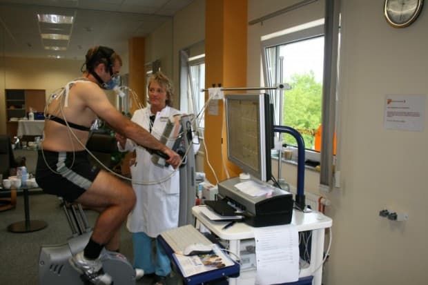 Dr. Sonja Herzberg beobachtet Panther- Stürmer Thomas Greilinger beim Fitnesstest. Foto: Enzinger