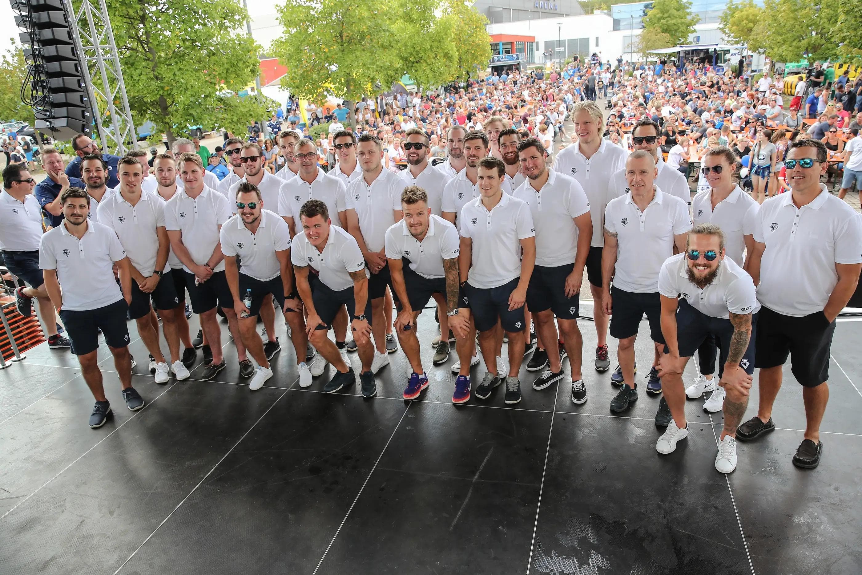 Die Saisoneröffnungsfeier bildet den perfekten Rahmen für alle ERC-Fans, um das neue Team kennenzulernen ; Foto: Bösl/ kbumm