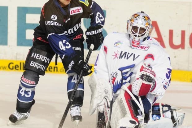 Überragender Mann auf dem Eis: Fred Brathwaite von den Adler Mannheim. Foto: ISPFD