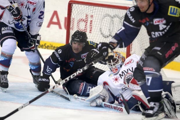 Die Adler waren bereits in der Vorbereitung zu Gast in der Saturn Arena. Foto: Bösl - www.kbumm.de