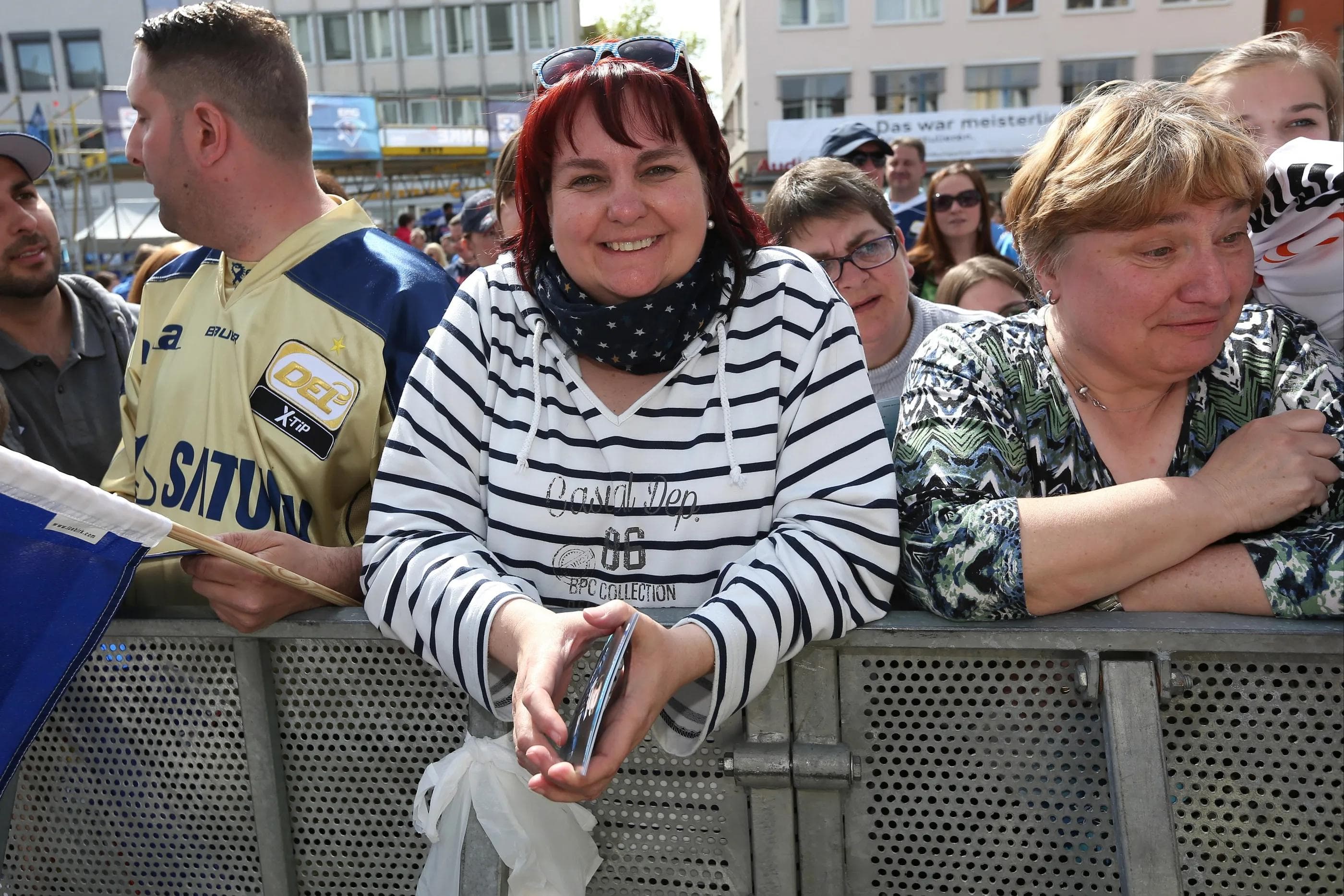 Fansprecherin Petra Vogl freut sich auf die Trikotzeremonie zu Ehren Jackub Ficenec'. Foto: Stefan Bösl / kbumm.de