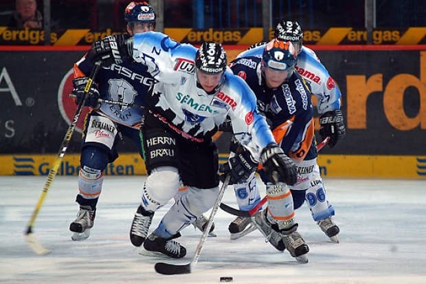 Ken Sutton setzt sich gegen zwei Eisbären durch