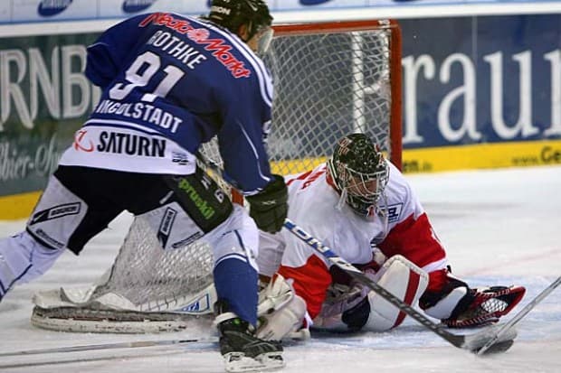 Viel Arbeit für Füchse Torwart Lukas Lang, hier Rene Rothke mit einer Torchance. Foto: Sport-Press