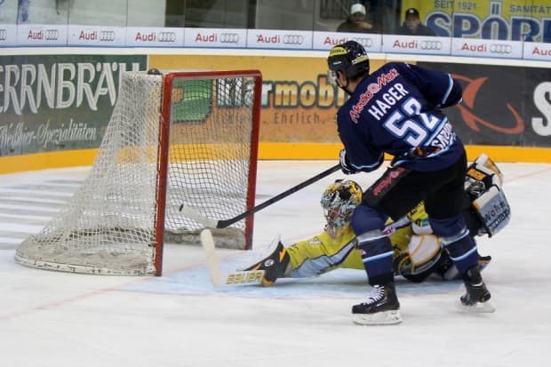 Patrick Hager überwindet Gäste-Goalie Scott Langkow zur 1:0 Führung. Foto: Jürgen Meyer  - www.kbumm.de