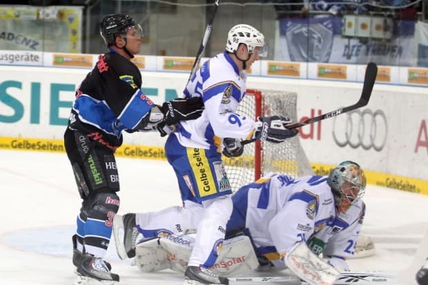 Jakub Ficenec wurde nach dem Spiel für sein 500. DEL Spiel ausgezeichnet. Foto: Stefan Bösl - www.kbumm.de