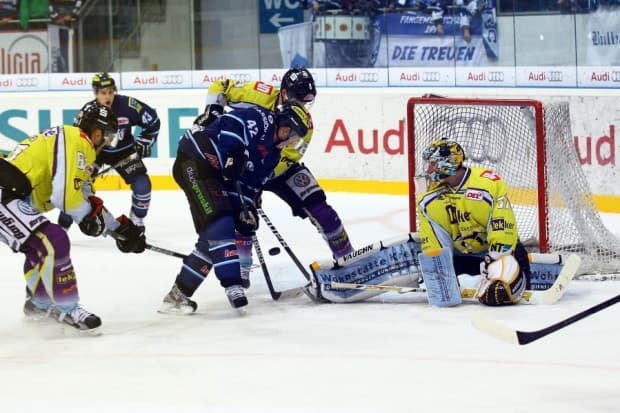 Jared Ross erzielt das zwischenzeitliche 2:0 für den ERC. Foto: Adalbert Michalik  - www.kbumm.de