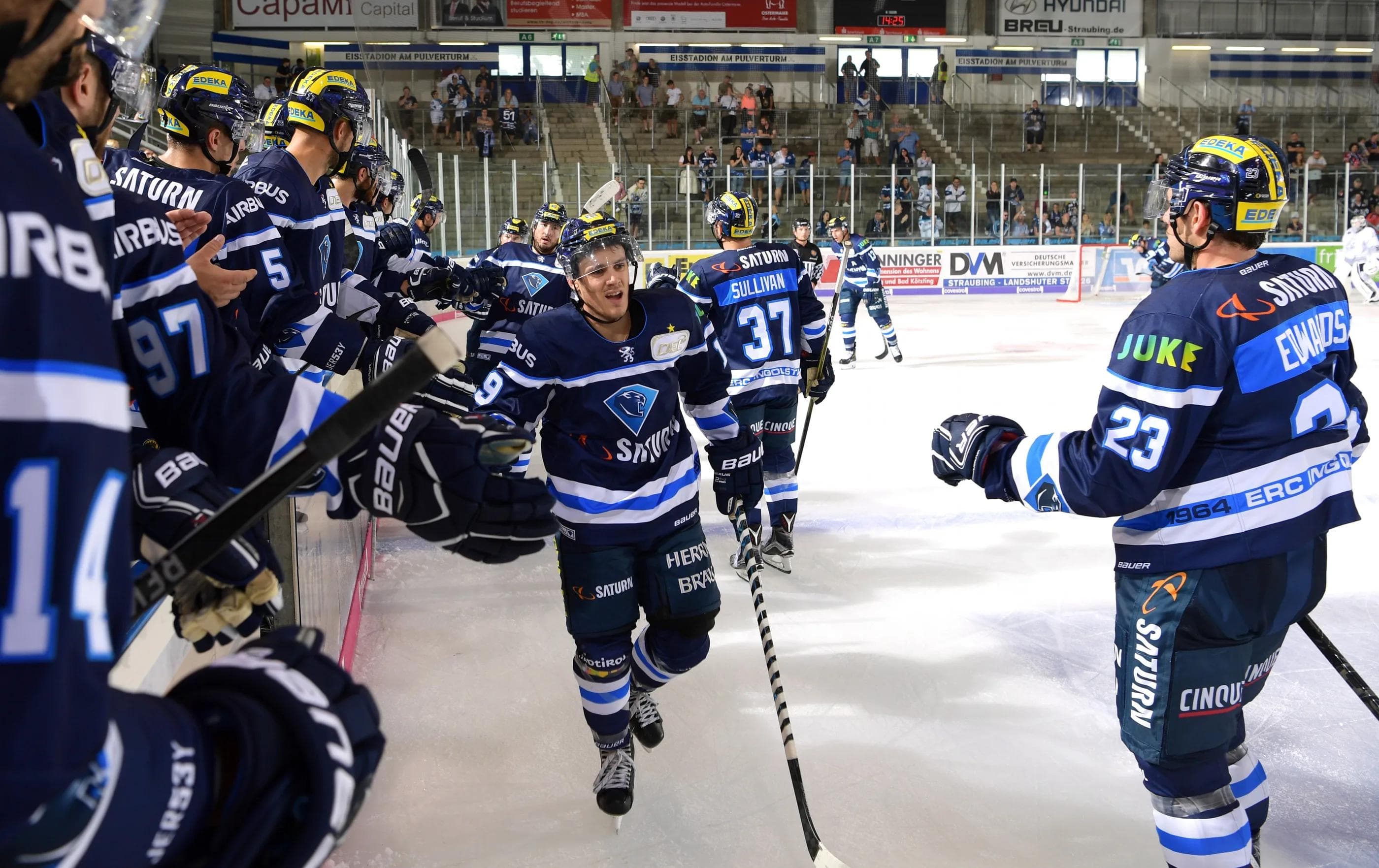 Tyler Kelleher (Mitte) und Maury Edwards (rechts) treten erstmals zu einem Heimspiel in der Saturn-Arena an. Foto: Leipold / City-Press