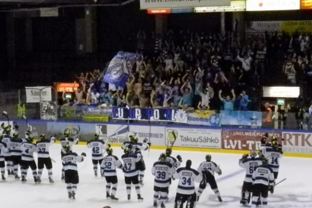 Die Panther feiern zusammen mit den Fans den Sieg gegen HIFK!
