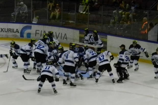 Das Team schwört sich auf das Spiel ein