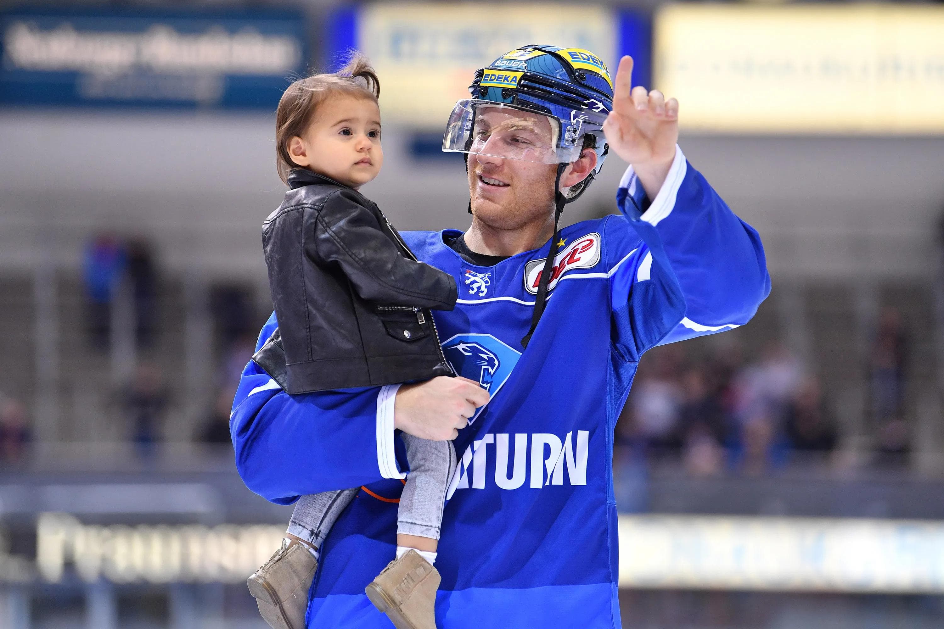 Patrick McNeills kleiner Schatz schaut dem Papa gerne zu. Ein Ticket braucht sie aber noch nicht, denn das ist erst ab sechs Jahren notwendig. Foto: st-foto.de / Johannes Traub