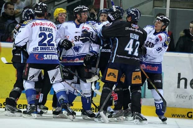 Typische Derbyszene, um jeden Puck wurde hart  gefightet. Fotos: Sport-Press