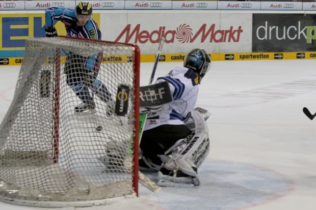 Robert Sabolic bei seinem Schlenzer zum 1:0 Siegtreffer Foto: Jürgen Meyer - www.kbumm.de