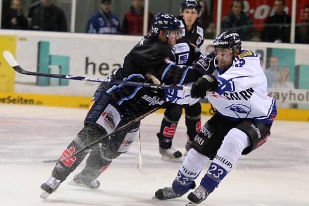 Harter Zweikampf zwischen Jon Klemm und Duncan Milroy (Ingolstadt)