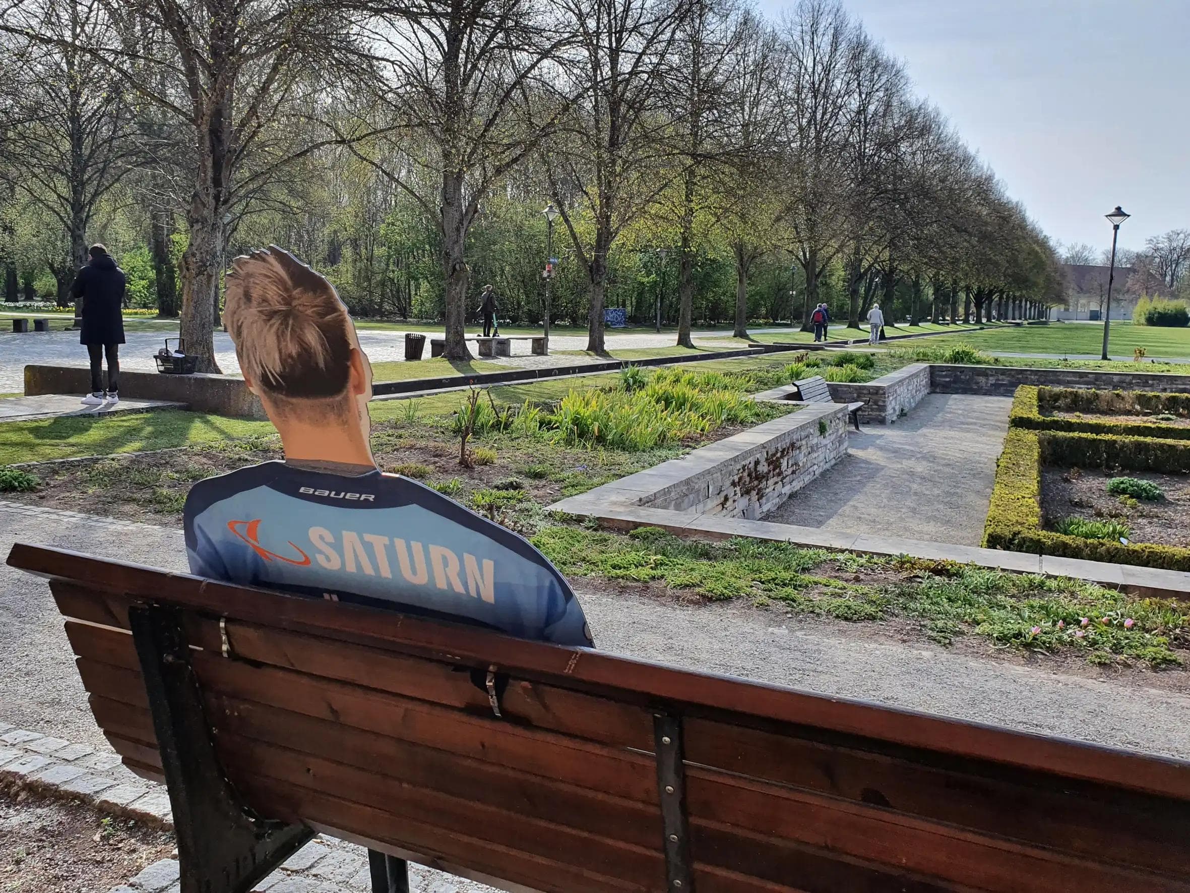 Mirko Höfflin wartet an der Rosenmauer im Klenzepark auf die Fans.