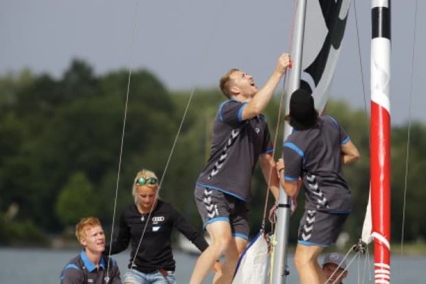 Benedikt Schopper und Timo Pielmeier kämpfen am Mast, Christoph Gawlik und Patrick Hager beobachten gespannt.