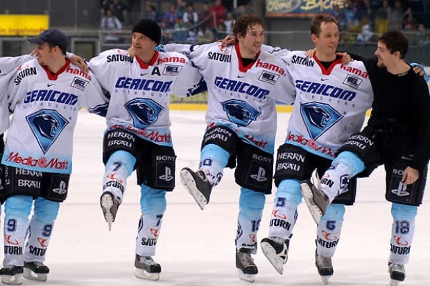 Sirtaki Tanz für die Fans und den verdienten Sieg im Derby! (Fotos: Hockey-Press)
