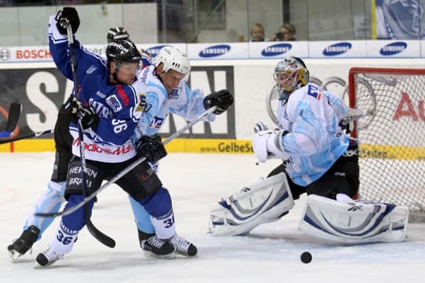 Yannic Seidenberg vor Jean-Francois Pelletier