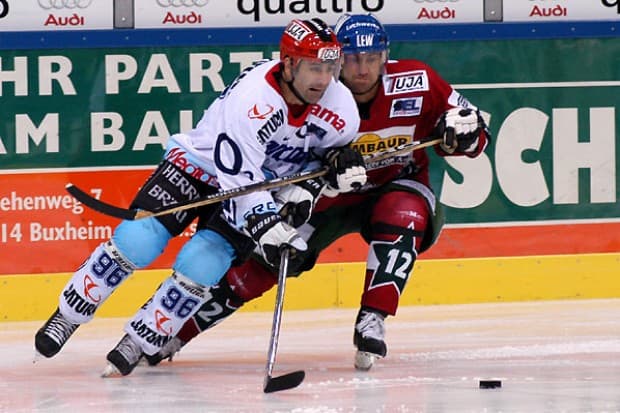 Glen Goodall im Zweikampf mit Christian Lukes um den Puck