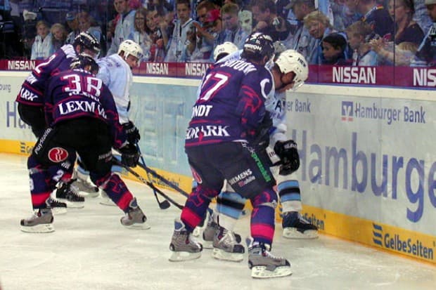 Niki Mondt, Jakub Ficenec und Ken Sutton bei der Arbeit an der Bande