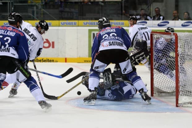 Herberts Vasiljevs beim 1:0 im Powerplay. Foto: Jonat