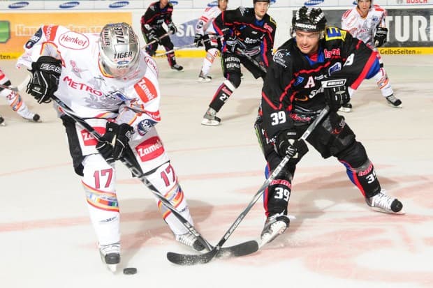 Thomas Greilinger (1 Tor, 2 Assists) im Zweikampf mit Mark Murphy. Foto: ISPFD