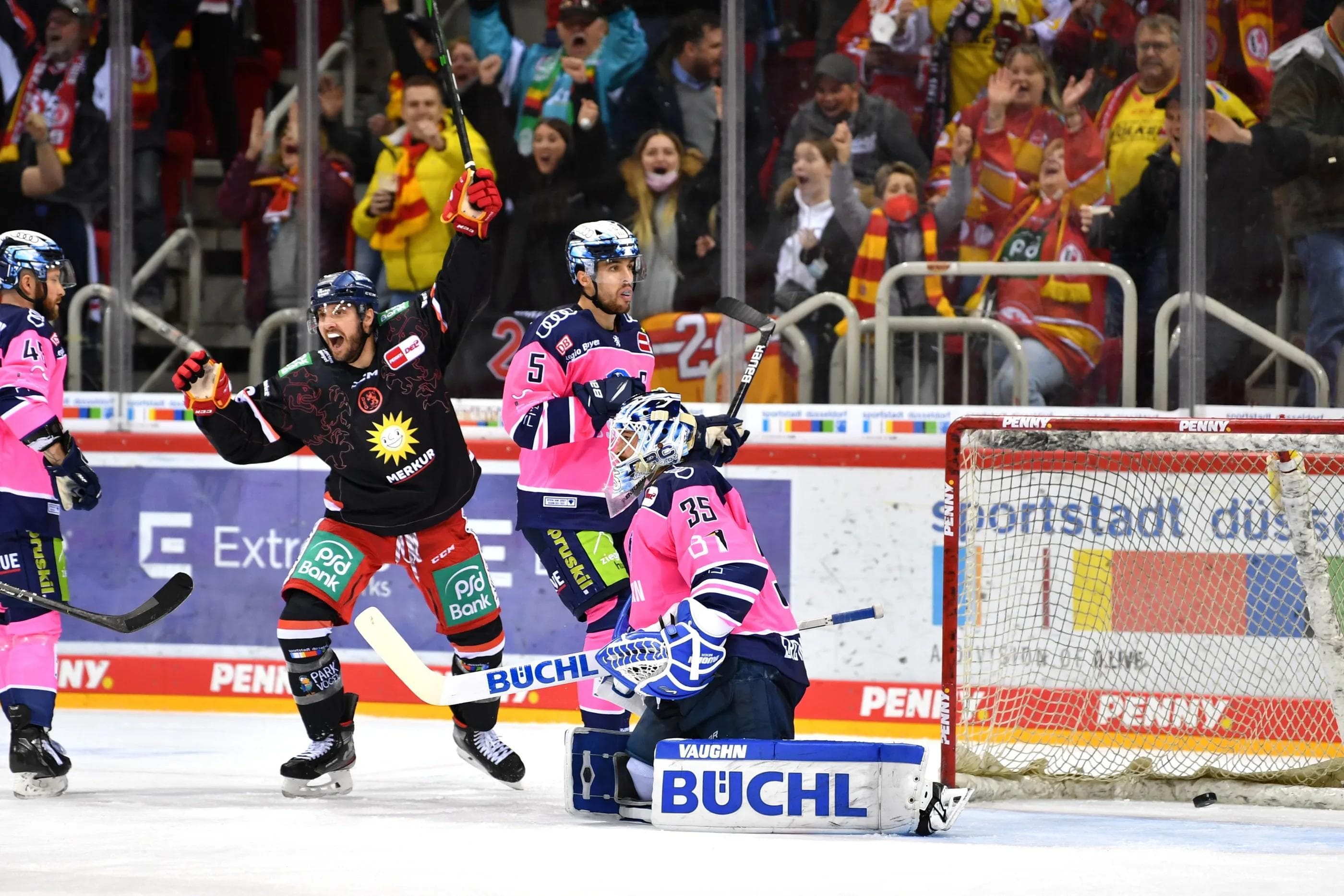Die Düsseldorfer EG um Ex-Panther Brett Olson jubelt über ihren Heimsieg.
Foto: DEL-Photosharing