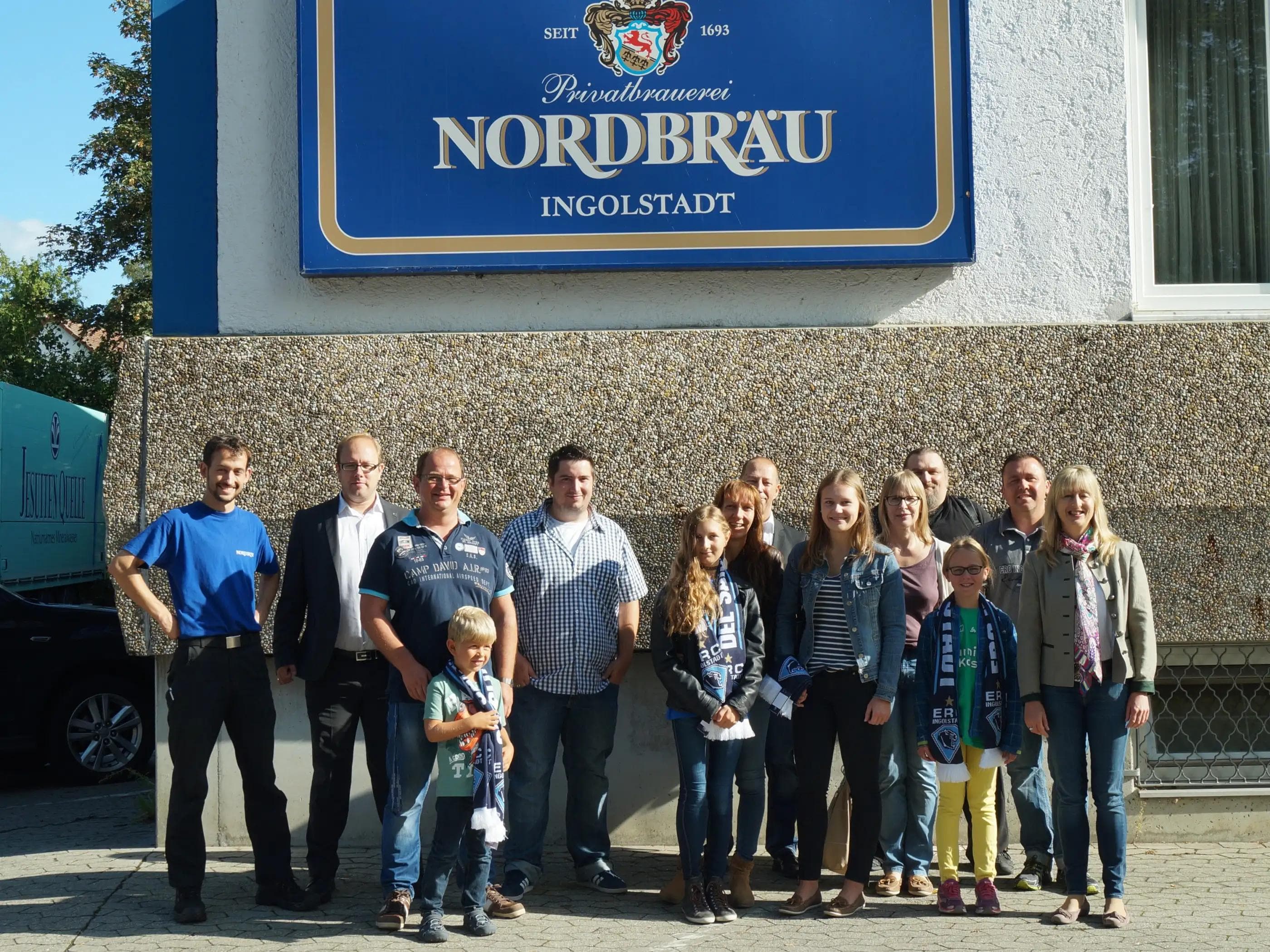 10 Fans waren bei der Abfüllung des ERC-Fans dabei...