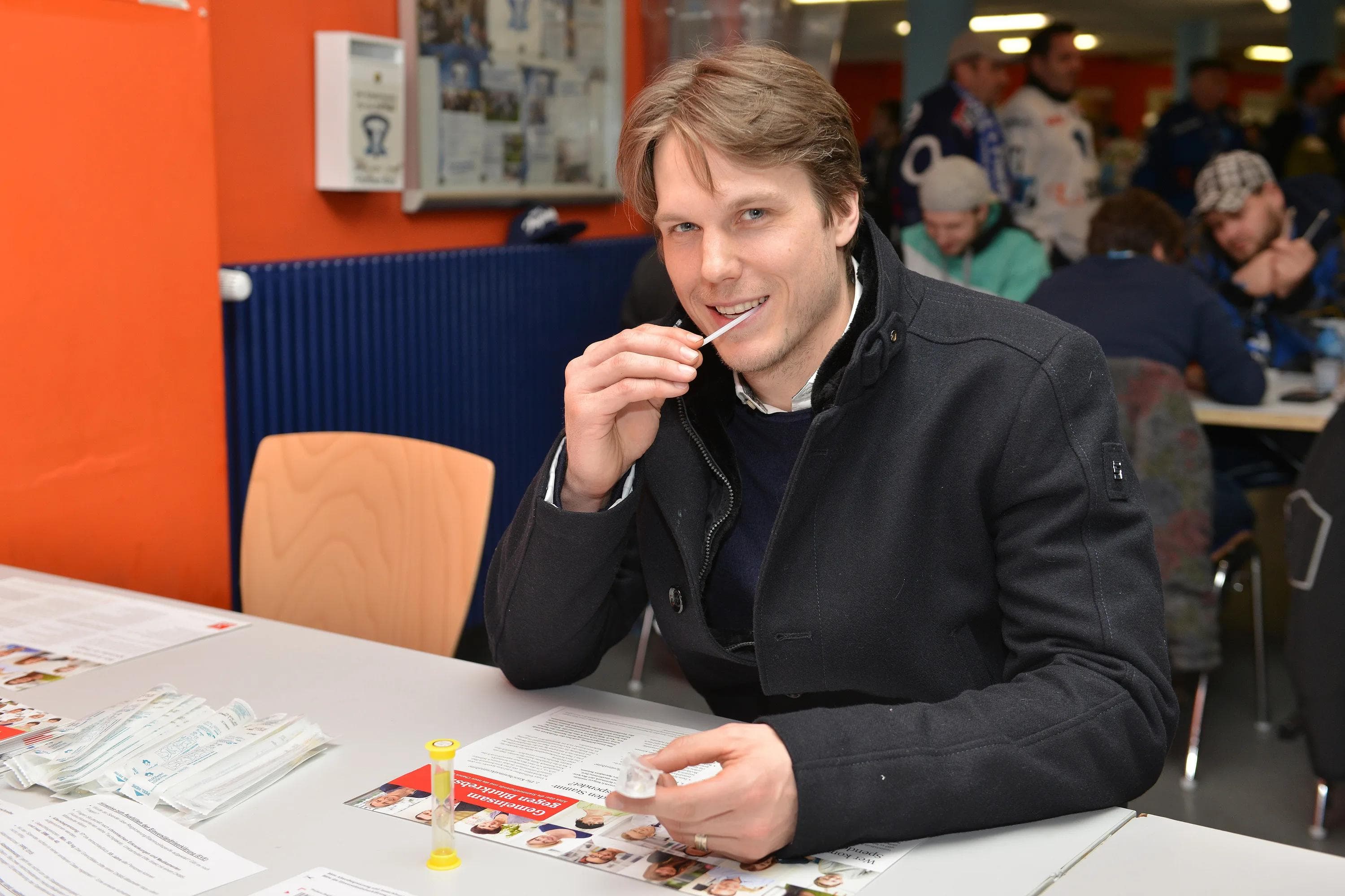 ERC-Angreifer Danny Irmen bei der Typisierung mit dem bekannten Wattestäbchen. Foto: ST-Foto.de / Johannes TRAUB