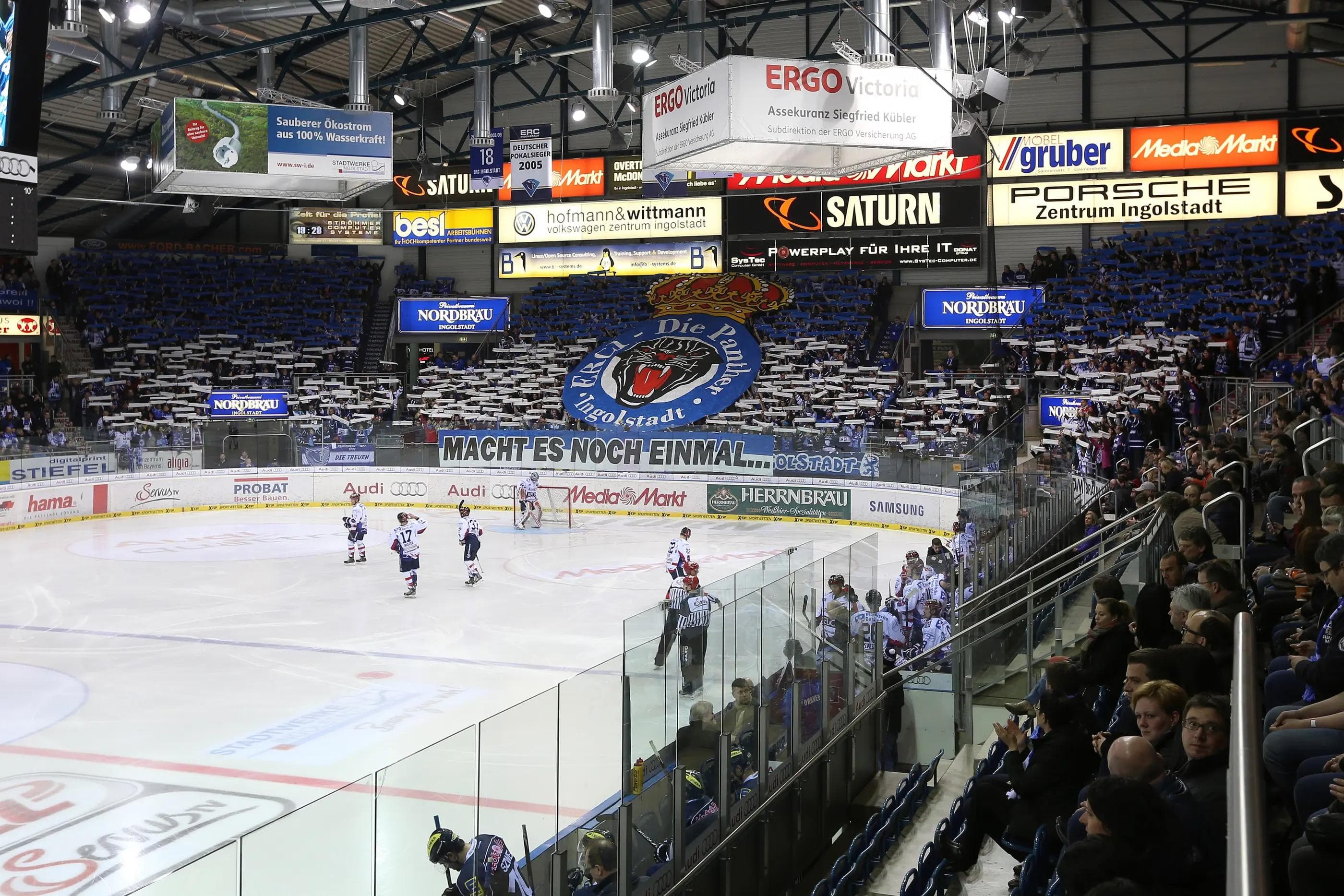 Zum Playoffauftakt begeisterten die ERC-Fans mit einer tollen Choreographie. Foto: Stefan Bösl / kbumm.de